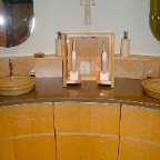 Curved birdseye vanity toothbrush holder